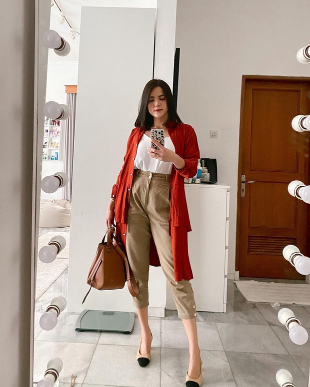 Alice Norin dengan Outer Warna Merah Alice Norin