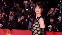 7 Gaya Seksi Menantang Anne Hathaway Pakai Naked Dress di Berlin Film Festival