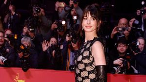 7 Gaya Seksi Menantang Anne Hathaway Pakai Naked Dress di Berlin Film Festival