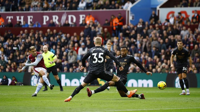 Soccer Football - Premier League - Aston Villa v Arsenal - Villa Park, Birmingham, Britain - February 18, 2023 Aston Villas Philippe Coutinho scores their second goal Action Images via Reuters/John Sibley EDITORIAL USE ONLY. No use with unauthorized audio, video, data, fixture lists, club/league logos or live services. Online in-match use limited to 75 images, no video emulation. No use in betting, games or single club /league/player publications.  Please contact your account representative for further details.