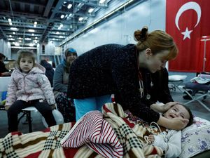 Balita Korban Gempa Turki Dirawat di RS Darurat Kapal Militer