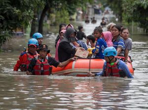 Banjir Solo Mulai Surut, Ratusan Pengungsi di 3 Kelurahan Masih Bertahan Banjir Solo Mulai Surut, Ratusan Pengungsi di 3 Kelurahan Masih Bertahan