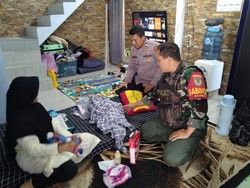 Geger! Warga Cianjur Temukan Bayi Merah Terbalut Sajadah di Masjid