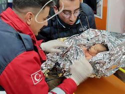 Ibu Korban Gempa Turki Susui Bayi Saat Terkubur Puing, Selamat Setelah 3 Hari