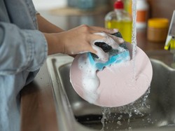 Muslim Wajib Tahu! Ini Cara Menyucikan Piring Agar Bersih dan Halal