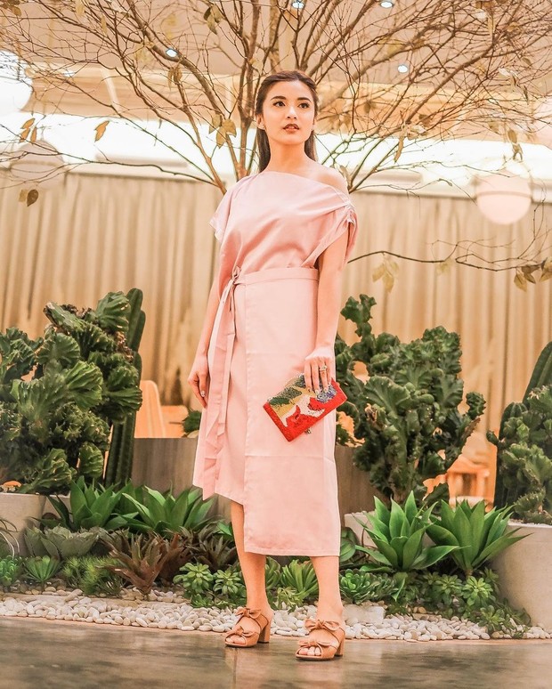 Chelsea Olivia dengan Midi Dress Chelsea Olivia