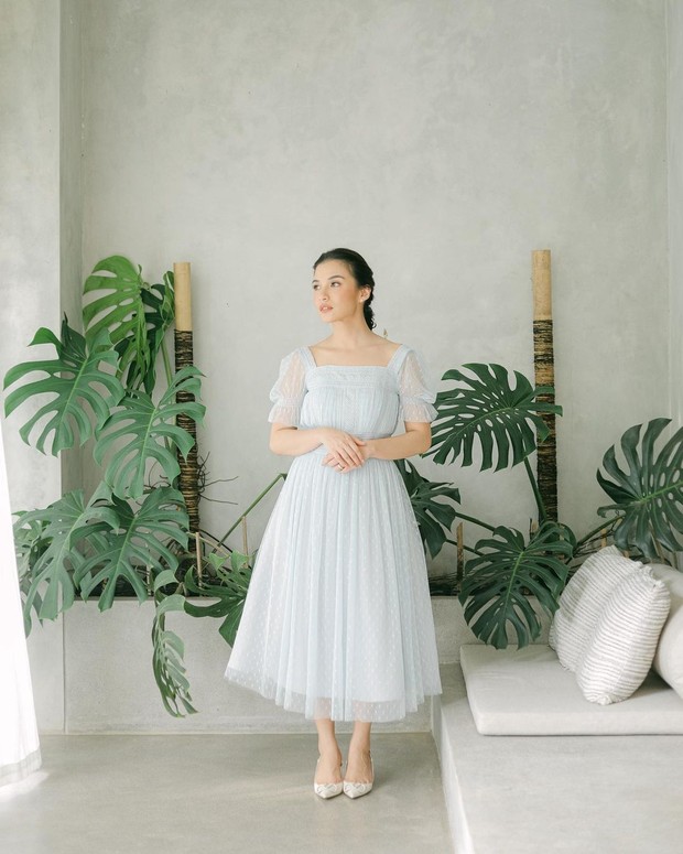 Chelsea Olivia dengan Midi Dress Chelsea Olivia