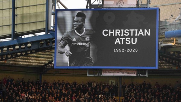 Spectators observe a moment of silence for Christian Atsu who died in Turkey earthquake before the English Premier League soccer match between Chelsea and Southampton at the Stamford Bridge stadium in London, Saturday, Feb. 18, 2023. (AP Photo/Kirsty Wigglesworth)