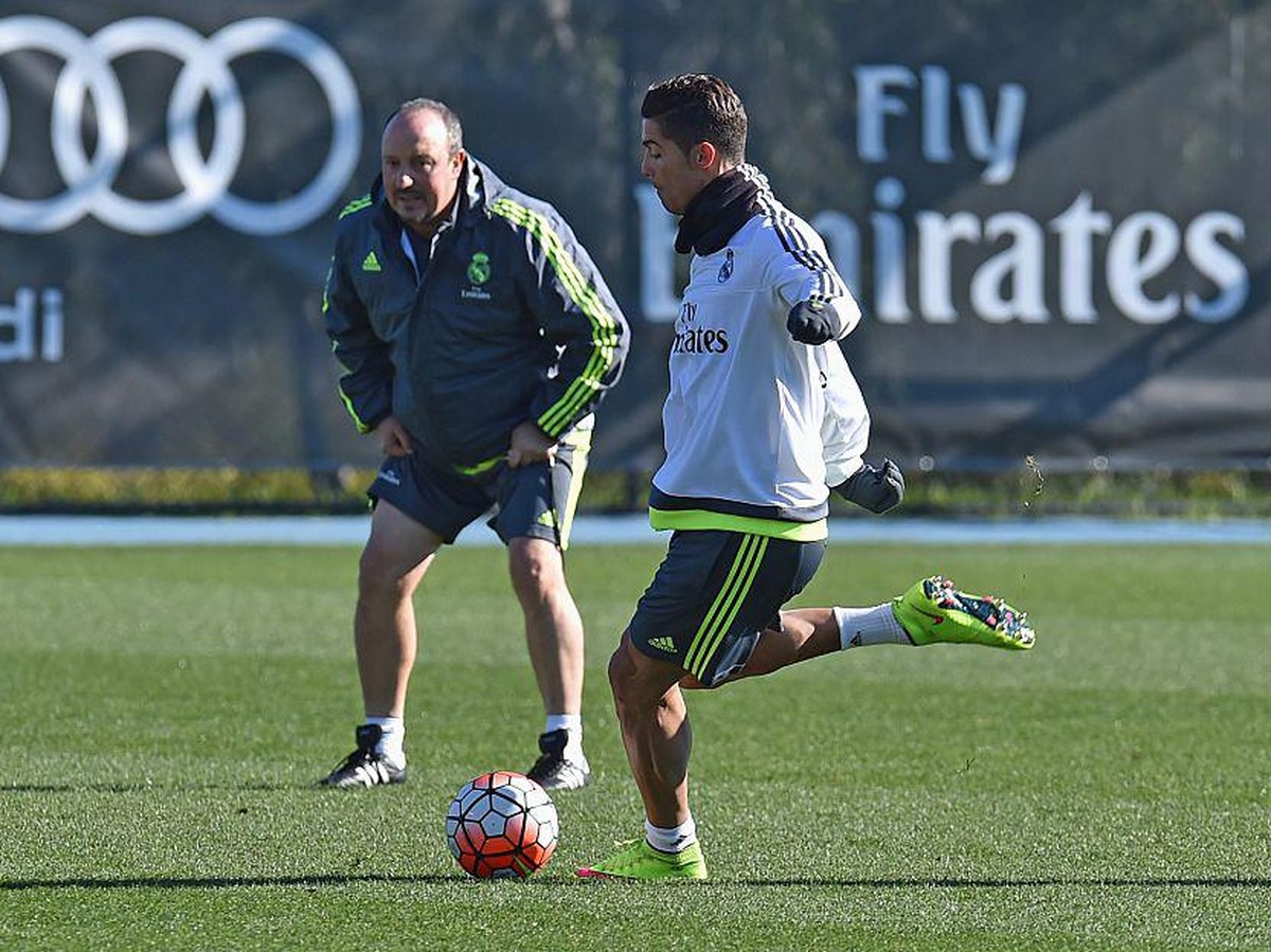 Cristiano Ronaldo mendapat saran tendangan bebas dari Rafael Benitez. (Foto: AFP via Getty Images/PAUL CROCK)