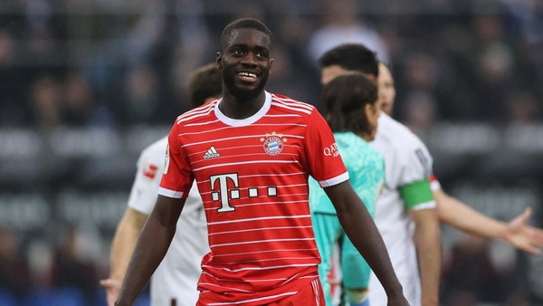 Soccer Football - Bundesliga - Borussia Moenchengladbach v Bayern Munich - Borussia-Park, Moenchengladbach, Germany - February 18, 2023 Bayern Munichs Dayot Upamecano reacts after being shown a red card by referee Tobias Welz REUTERS/Thilo Schmuelgen DFL REGULATIONS PROHIBIT ANY USE OF PHOTOGRAPHS AS IMAGE SEQUENCES AND/OR QUASI-VIDEO.