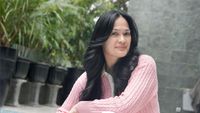 8 Potret Donna Harun Sudah Jadi Nenek 4 Cucu, Tetap Cocok Bergaya Anak Muda
