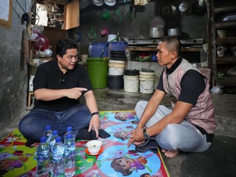 Ketum PSSI, Erick Thohir, memenuhi janji untuk bertamu ke rumah penjual tahu yang juga wasit Liga 2, Rohani.
