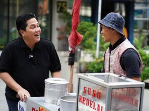 Erick Thohir Sambangi Rumah Penjual Kembang Tahu Wasit Liga 2