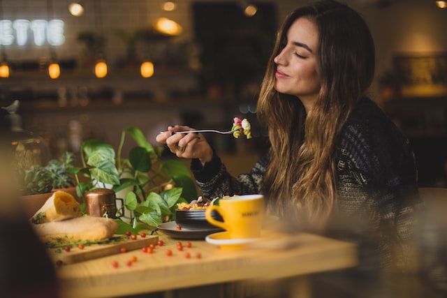 Ilustrasi makan (Foto: Unsplash/Pablo Merchán Montes)