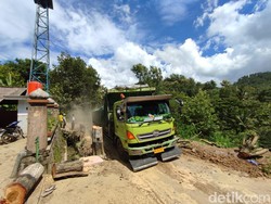 Jalur Ponorogo-Pacitan Ambles, Truk Besar Terjebak Bikin Macet 3 Km