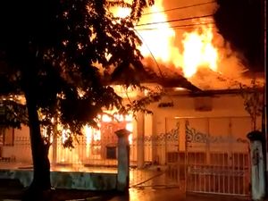 Rumah Kosong Dekat SPBU Rungkut Mapan Surabaya Ludes Terbakar