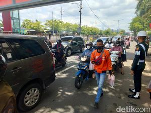 Arus Lalin di Wonokromo Macet Jelang Kedatangan Jokowi