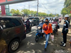Arus Lalin di Wonokromo Macet Jelang Kedatangan Jokowi