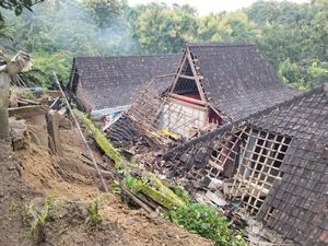 Longsor di Magetan Rusak 2 Rumah Warga Longsor di Magetan Rusak 2 Rumah Warga