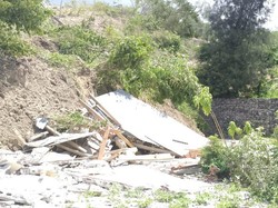 Listrik Padam, Rumah-Ternak Tertimbun Material Longsor