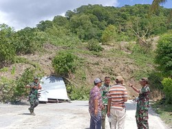 Longsor 20 Meter Tutup Jalan Timor, Akses 6 Kabupaten Lumpuh Total