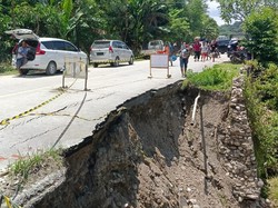 Longsor Lumpuhkan Jalur Antarkabupaten di NTT Sejak Semalam