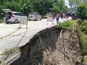 Longsor Lumpuhkan Jalur Antarkabupaten di NTT Sejak Semalam Longsor Lumpuhkan Jalur Antarkabupaten di NTT Sejak Semalam