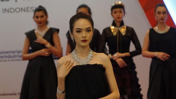 Lotus Gold Perkenalkan Koleksi Black Rose