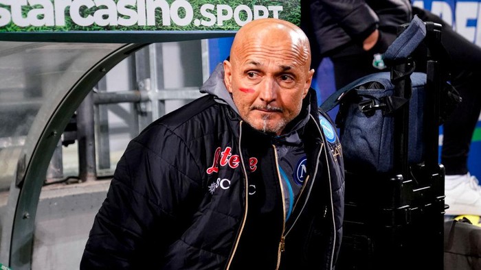 REGGIO NELLEMILIA, ITALY - FEBRUARY 17: Luciano Spalletti head coach of SSC Napoli during the Serie A match between US Sassuolo and SSC Napoli at Mapei Stadium - Citta del Tricolore on February 17, 2023 in Reggio nellEmilia, Italy. (Photo by Danilo Di Giovanni/Getty Images)