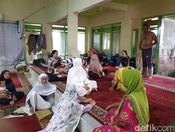 Pengungsi Banjir Makassar Butuh Selimut hingga Popok Bayi