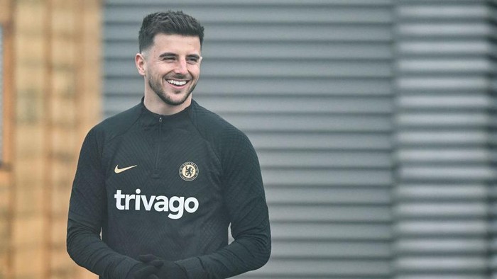 Chelseas English midfielder Mason Mount attends a team training session at Chelseas Cobham training facility in Stoke DAbernon, southwest of London on February 14, 2023 on the eve of their UEFA Champions League round of 16 football match against Borussia Dortmund. (Photo by Glyn KIRK / AFP) (Photo by GLYN KIRK/AFP via Getty Images)