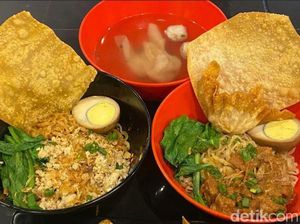 Slruup! Gurih Manis Mie Ayam Klasik di Medan Berkaldu Wijen