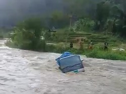Penyelamatan Dramatis Pikap Terjebak Air Bah di Cianjur
