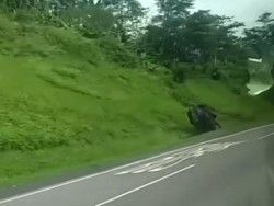 Detik-detik Innova Terguling usai Salip Truk Dari Kiri di Tol Semarang