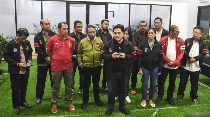 Ketua Umum PSSI Erick Thohir (kanan) didampingi Wakil Ketua Umum PSSI Zainudin Amali (kiri) dan Ratu Tisha (kedua kiri) memberikan keterangan pers usai menggelar rapat Komite Eksekutif (Exco) PSSI di Kantor PSSI, GBK Arena, Jakarta, Sabtu (18/2/2023). Rapat Exco PSSI itu memutuskan untuk membentuk Komite Ad Hoc Suporter dan Komite Ad Hoc Infrastruktur. ANTARA FOTO/Hafidz Mubarak A/hp.