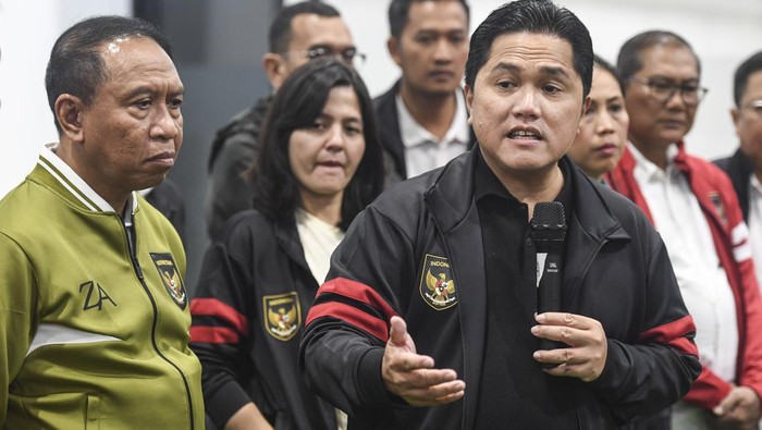 Ketua Umum PSSI Erick Thohir (kanan) didampingi Wakil Ketua Umum PSSI Zainudin Amali (kiri) dan Ratu Tisha (kedua kiri) memberikan keterangan pers usai menggelar rapat Komite Eksekutif (Exco) PSSI di Kantor PSSI, GBK Arena, Jakarta, Sabtu (18/2/2023). Rapat Exco PSSI itu memutuskan untuk membentuk Komite Ad Hoc Suporter dan Komite Ad Hoc Infrastruktur. ANTARA FOTO/Hafidz Mubarak A/hp.
