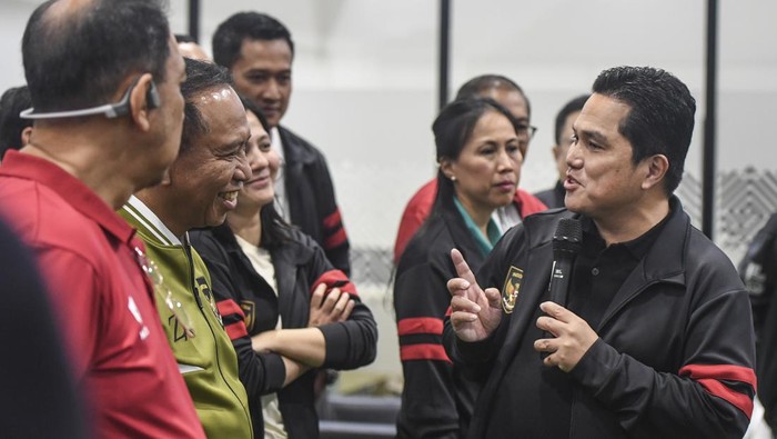 Ketua Umum PSSI Erick Thohir (kanan) didampingi Wakil Ketua Umum PSSI Zainudin Amali (kiri) dan Ratu Tisha (kedua kiri) memberikan keterangan pers usai menggelar rapat Komite Eksekutif (Exco) PSSI di Kantor PSSI, GBK Arena, Jakarta, Sabtu (18/2/2023). Rapat Exco PSSI itu memutuskan untuk membentuk Komite Ad Hoc Suporter dan Komite Ad Hoc Infrastruktur. ANTARA FOTO/Hafidz Mubarak A/hp.