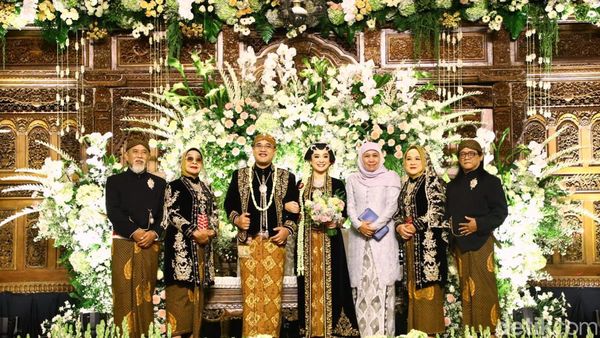 Potret Bahagia Pernikahan Adik Ipar Jokowi di Surabaya