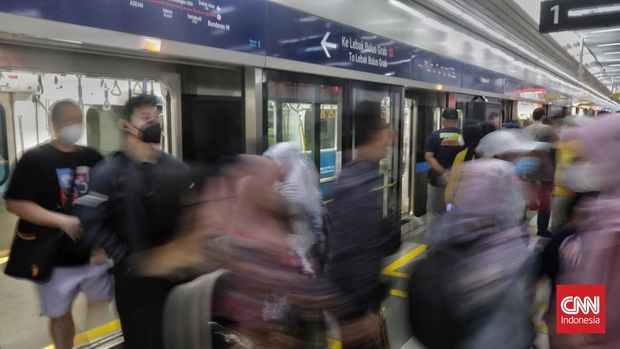 Sejumlah penumpang beraktivitas di stasiun MRT Bundaran HI. Jakarta, Sabtu, 18 Februari 2023. (CNN Indonesia/Adhi Wicaksono)