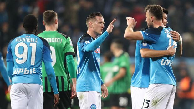 Piotr Zielinski of S.S.C. Napoli celebrates the victory with his team mates during the Serie A match between U.S. Sassuolo Calcio and S.S.C. Napoli at Mapei Stadium-Citta del Tricolore on February 17, 2023 in Reggio Emilia, Italy. (Photo by Luca Amedeo Bizzarri/LiveMedia/NurPhoto via Getty Images)