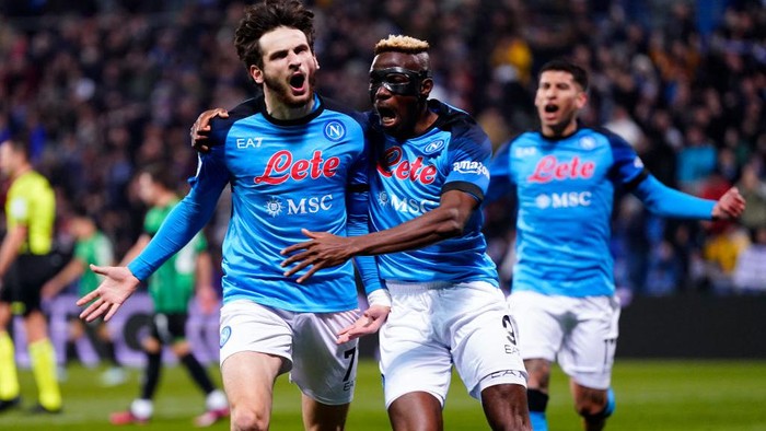REGGIO NELLEMILIA, ITALY - FEBRUARY 17: Khvicha Kvaratskhelia of SSC Napoli celebrate after scoring a goal with Victor Osimhen of SSC Napoli during the Serie A match between US Sassuolo and SSC Napoli at Mapei Stadium - Citta del Tricolore on February 17, 2023 in Reggio nellEmilia, Italy. (Photo by Danilo Di Giovanni/Getty Images)