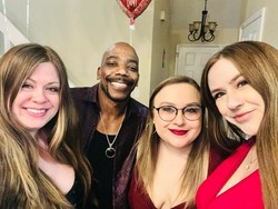 Pria Ini Punya 3 Istri yang Bekerja, Dia Malah Nganggur di Rumah Aja