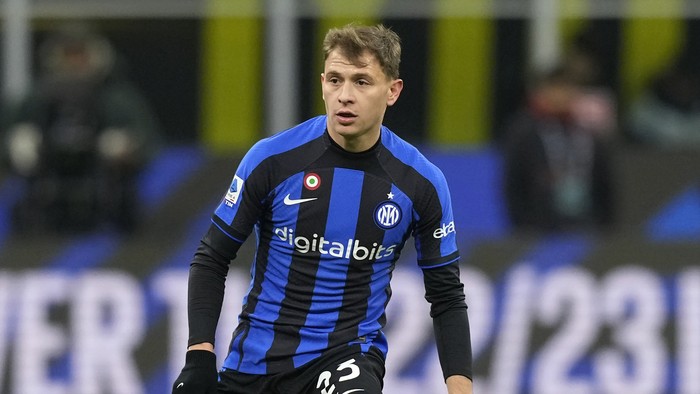 Inter Milans Nicolo Barella controls the ball during the Serie A soccer match between Inter Milan and AC Milan at the San Siro Stadium, in Milan, Italy, Sunday, Feb. 5, 2023. (AP Photo/Antonio Calanni)