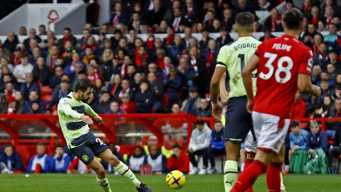 Soccer Football - Premier League - Nottingham Forest v Manchester City - The City Ground, Nottingham, Britain - February 18, 2023 Manchester Citys Bernardo Silva scores their first goal Action Images via Reuters/Peter Cziborra EDITORIAL USE ONLY. No use with unauthorized audio, video, data, fixture lists, club/league logos or live services. Online in-match use limited to 75 images, no video emulation. No use in betting, games or single club /league/player publications.  Please contact your account representative for further details.