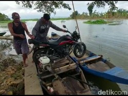 Banjir di Jalan Alternatif Pati-Kudus Meninggi, Warga Sewa Ojek Perahu