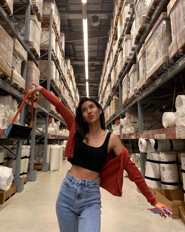 Outfit IKEA Date ala Shenina Cinnamon/Sumber: IG @shenacinnamon Outfit IKEA Date ala Shenina Cinnamon/Sumber: IG @shenacinnamon