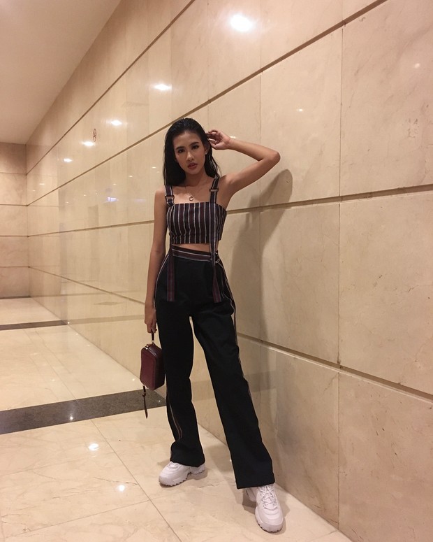 Outfit ngedate keliling mall ala Shenina Cinnamon/Sumber: IG @shenacinnamon Outfit ngedate keliling mall ala Shenina Cinnamon/Sumber: IG @shenacinnamon
