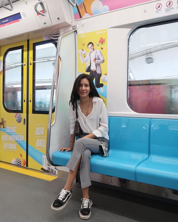 Outfit public transport date ala Shenina Cinnamon/Sumber: IG @shenacinnamon Outfit public transport date ala Shenina Cinnamon/Sumber: IG @shenacinnamon