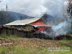 KKB Baku Tembak dengan Aparat Usai Bakar Rumah Warga di Puncak Papua