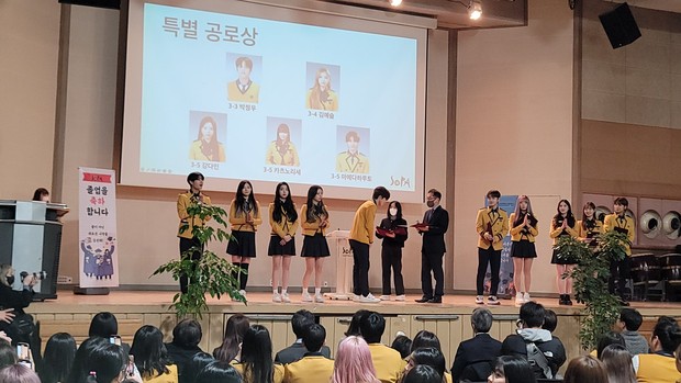 Park Jeongwoo saat menerima penghargaan / Foto : twitter.com/korea_odyssey Park Jeongwoo saat menerima penghargaan / Foto : twitter.com/korea_odyssey